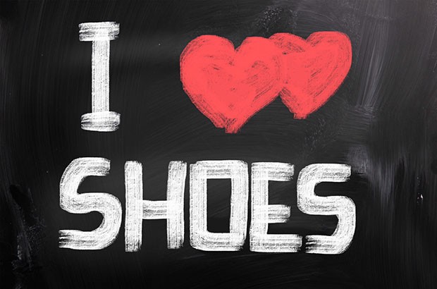 I love shoes text on a chalkboard.